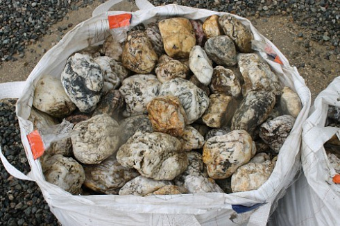 Kamenclub.ru: Кварцевый валунчик фр.100-300 мм.  купить в Красноярске кварц белый, бежевый молочный рыжий крупный природный камень галечник 7850 руб/т   фото КАМЕНЬ КЛУБ