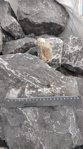 Kamenclub.ru: Черный мрамор скальник фр. 100-500 мм.  купить в Красноярске мрамор черный белый серый крупный колотый валун ландшафтный 8500 руб/т   фото КАМЕНЬ КЛУБ