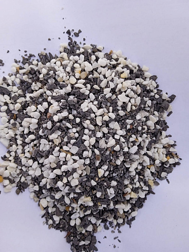 Kamenclub.ru: Мраморная крошка (щебень крошка микс : белый-черный-розовый) фр. 3-5 мм.  купить в Красноярске мрамор белый, черный, розовый, разноцветный мраморная каменная крошка декорвтивная 12000 руб/т   фото КАМЕНЬ КЛУБ