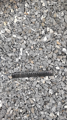 Kamenclub.ru: Щебень галтованный черный (мрамор) фр.10-20 мм.  купить в Красноярске мрамор черный с белыми прожилками, черный, белый окатанный округлый ландшафтный декоративный щебень 15000 руб/т   фото КАМЕНЬ КЛУБ