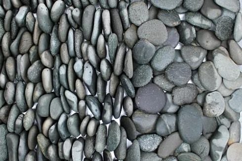 Kamenclub.ru: Галька речная плоская (темно-серая) фр. 70-150 мм. купить  в Красноярске галечник природный темно-серый серый синий речная плоская природная окатанная  9000 руб/т   фото КАМЕНЬ КЛУБ