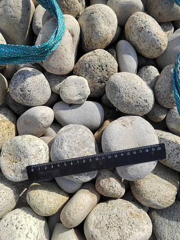 Kamenclub.ru: Галька речная окат (серо-белая) фр. 70-120 мм купить  в Красноярске галька галечник бело-серая, серо-белая, серая, белая речная природная галька  8000 руб/т   фото КАМЕНЬ КЛУБ