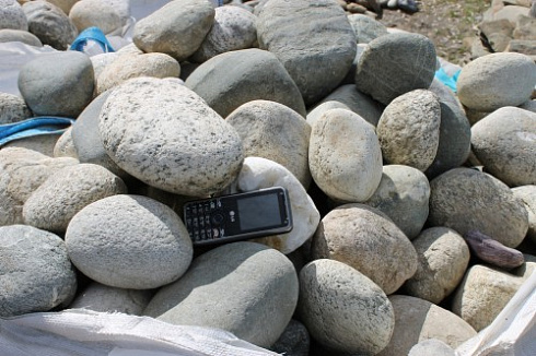 Kamenclub.ru: Речной валун (Ассорти) фр.100-300 мм.  купить в Красноярске галечник серый, темно-серый, светло-серый речная галька крупных размеров 4200 руб/т   фото КАМЕНЬ КЛУБ