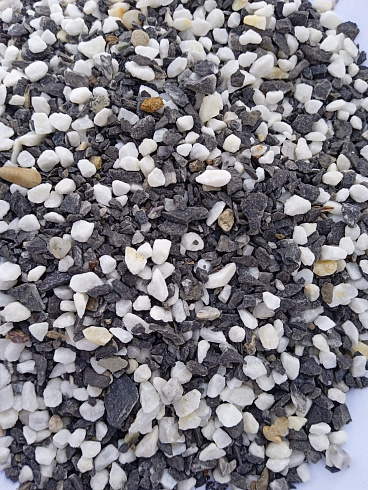 Kamenclub.ru: Мраморная крошка (щебень галтованный микс:белый-черный-розовый-медовый) фр.5-10 мм.  купить в Красноярске мрамор белый, медовый, черный, розовый мраморный галтованный щебень декоративный ландшафтный 15500 руб/т   фото КАМЕНЬ КЛУБ
