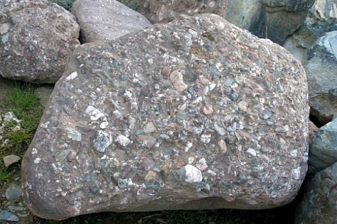 Kamenclub.ru: Конгломераты фр. 300-1000 мм.  купить в Красноярске кварц мрамор диабаз коричневый, серый зеленоватый речной валун крупный 6500 руб/т   фото КАМЕНЬ КЛУБ