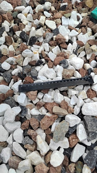 Kamenclub.ru: Мраморная крошка (щебень крошка микс : белый-черный-розовый) фр. 20-40 мм.  купить в Красноярске мрамор белый, черный, розовый декоративная ландшафтная крошка 12000 руб/т   фото КАМЕНЬ КЛУБ