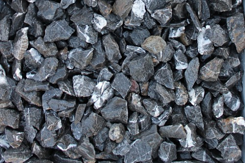 Kamenclub.ru: Щебень крошка черный (мрамор) фр. 5-10 мм.  купить в Красноярске мрамор черный с белыми прожилками, черный, белый мраморная крошка декоративная ландшафтная 11000 руб/т   фото КАМЕНЬ КЛУБ