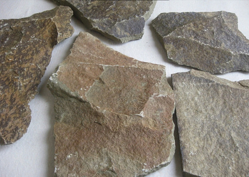 Kamenclub.ru: Песчаник пластушка "фонтанка" серо-зеленая (3,0-5,0 см)  купить в Красноярске песчаник серо-зеленая колотые плитки облицовочные пластушки 11400 руб/м3   фото КАМЕНЬ КЛУБ