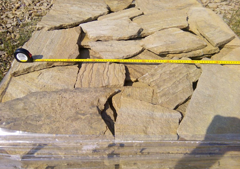 Kamenclub.ru: Песчаник пластушка желтый с разводом под дерево (2 см)  купить в Красноярске плитняк желтый с разводами, желтый, рыжий, серый песчаник пластушка рваная ландшафтная 11 000 руб/м3   фото КАМЕНЬ КЛУБ