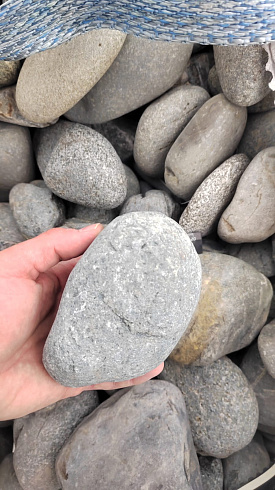 Kamenclub.ru: Галька речная окат (темно-серая) фр. 70-150 мм. купить  в Красноярске галька речная темно-серая, синяя, серая речная галька округлая  8000 руб/т   фото КАМЕНЬ КЛУБ