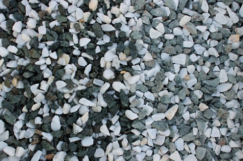 Kamenclub.ru: Мраморная крошка (щебень крошка микс: белый-зеленый) фр. 10-20 мм.  купить в Красноярске мрамор белый, зеленый каменная ландшафтная декоративная крошка щебня 9500 руб/т   фото КАМЕНЬ КЛУБ