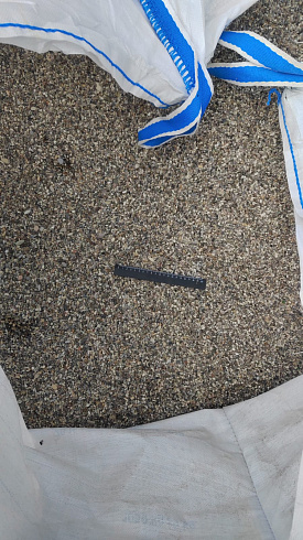 Kamenclub.ru: Галька речная окат (серая) фр.3-5 мм купить  в Красноярске галька речная серая бежевый темно-серый окатанный речной камень округлый 9500 руб/т   фото КАМЕНЬ КЛУБ