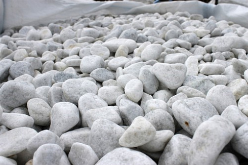 Kamenclub.ru: Мраморная крошка (щебень галтованный белый), фр.20-40 мм.  купить в Красноярске мрамор белый бежевый молочный мраморный щебень декоративный 17000 руб/т   фото КАМЕНЬ КЛУБ