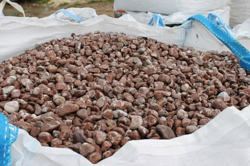 Kamenclub.ru: Мраморная крошка (щебень галтованный розовый) фр.10-20 мм.  купить в Красноярске мрамор розовый, красный ландшафтный декоративный окатанный округлый щебень 15000 руб/т   фото КАМЕНЬ КЛУБ