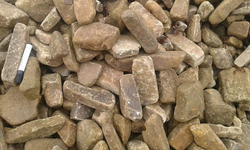 Kamenclub.ru: Песчаник для строительства и кладки блочный (фр 100-200 мм)  купить в Красноярске песчаник бежевый серый рыжий валун мелкий для строительства песчаник 6500 руб/т   фото КАМЕНЬ КЛУБ