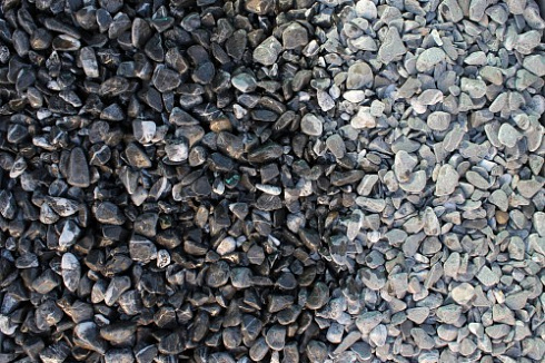 Kamenclub.ru: Щебень галтованный черный (мрамор) фр.10-20 мм.  купить в Красноярске мрамор черный с белыми прожилками, черный, белый окатанный округлый ландшафтный декоративный щебень 15000 руб/т   фото КАМЕНЬ КЛУБ