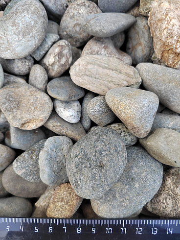 Kamenclub.ru: Галька речная окат (серая) фр.40-60 мм купить  в Красноярске галька речная серый бежевый рыжий коричневый округлый речной камень 5000 руб/т   фото КАМЕНЬ КЛУБ
