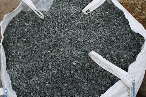 Kamenclub.ru: Щебень крошка зеленый (змеевик) фр. 10-20 мм.  купить в Красноярске змеевик зеленый, салатовый декоративная ландшафтная каменная крошка щебня 7 200 руб/т   фото КАМЕНЬ КЛУБ