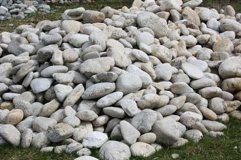 Kamenclub.ru: Бело-серый валунчик фр.100-300 мм.  купить в Красноярске крупный камень для ландшафта серый, белый бело-серый валун крупная галька 4500 руб/т   фото КАМЕНЬ КЛУБ