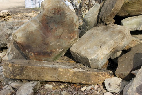 Kamenclub.ru: Песчаник плиты - плахи - пошаговые дорожки (фр. 70-150 мм)  купить в Красноярске песчаник серый бежевый желтый зеленый колотый песчаник строительный 6500 руб/т   фото КАМЕНЬ КЛУБ