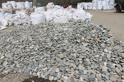 Kamenclub.ru: Галька речная плоская (ассорти) фр. 70-150 мм. купить  в Красноярске галька галечник серый белый темно-серый синий светло-серый плоская природная галька  9000 руб/т   фото КАМЕНЬ КЛУБ