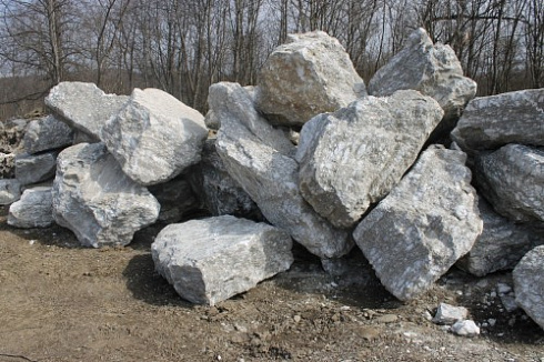 Kamenclub.ru: Мраморизированный известняк фр.500-1500 мм.  купить в Красноярске    10000 руб/т   фото КАМЕНЬ КЛУБ