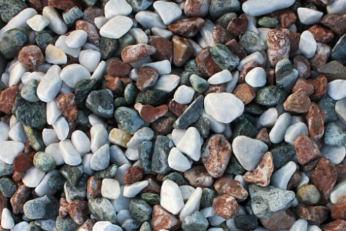 Kamenclub.ru: Мраморная крошка (щебень галтованный микс:: серый-зеленый-розовый) фр.10-20 мм.  купить в Красноярске мрамор серый, зеленый, розовый щебень окатанный округлый декоративный ландшафтный 15500 руб/т   фото КАМЕНЬ КЛУБ