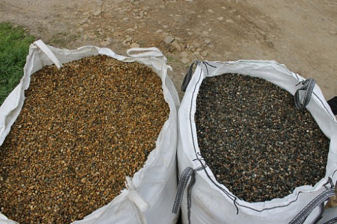 Kamenclub.ru: Галька окат (серо-желтая) фр.10-20 мм. купить  в Красноярске галька серо-желтая, рыжая, серый речная окатанная округлая галька 5000 руб/т   фото КАМЕНЬ КЛУБ