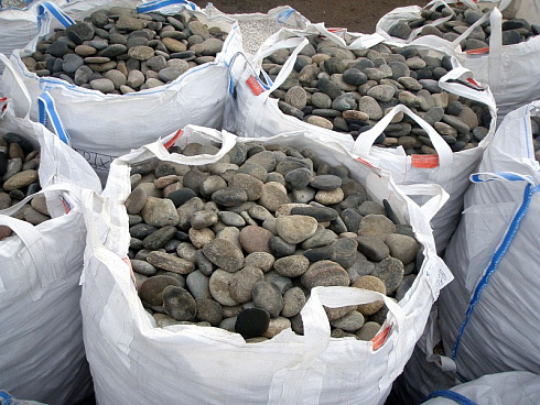Kamenclub.ru: Галька речная плоская (ассорти) фр. 100-200-300 мм. купить  в Красноярске галька плоская разноцветная серый белый темно-серый синий речная галька ландшафтная 8000 руб/т   фото КАМЕНЬ КЛУБ