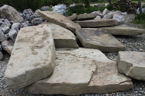 Kamenclub.ru: Песчаник плиты - плахи - пошаговые дорожки (фр. 70-150 мм)  купить в Красноярске песчаник серый бежевый желтый зеленый колотый песчаник строительный 6500 руб/т   фото КАМЕНЬ КЛУБ