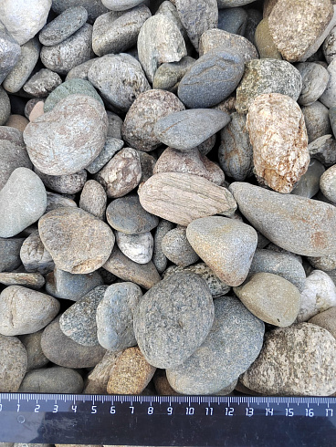 Kamenclub.ru: Галька речная окат (пестрая) фр. 20-40 мм. купить  в Красноярске галька речная пестрая, серая, серые оттенки галька речная окатанная округлая 5000 руб/т   фото КАМЕНЬ КЛУБ
