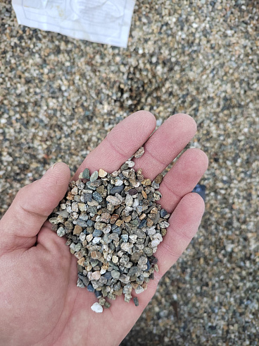 Kamenclub.ru: Галька речная окат (серая) фр.3-5 мм купить  в Красноярске галька речная серая бежевый темно-серый окатанный речной камень округлый 9500 руб/т   фото КАМЕНЬ КЛУБ
