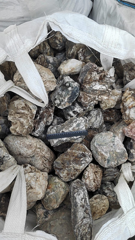 Kamenclub.ru: Кварцевый валунчик фр.100-300 мм.  купить в Красноярске кварц белый, бежевый молочный рыжий крупный природный камень галечник 7850 руб/т   фото КАМЕНЬ КЛУБ