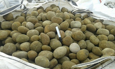 Kamenclub.ru: Песчаник ядра, фр. 100-300 мм  купить в Красноярске песчаник бежевый серый рыжий речная галька 5 000 руб/т   фото КАМЕНЬ КЛУБ