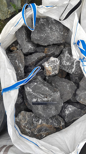 Kamenclub.ru: Черный мрамор скальник фр. 100-500 мм.  купить в Красноярске мрамор черный белый серый крупный колотый валун ландшафтный 8500 руб/т   фото КАМЕНЬ КЛУБ