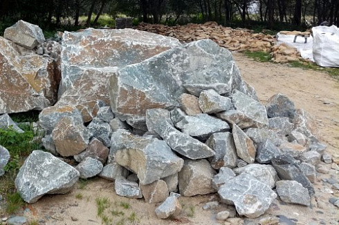 Kamenclub.ru: Гранит скальник (серо-зеленый) фр. 500-1500 мм.  купить в Красноярске гранит мрамор  серый зеленый темно-серый глыба скальная колотая ландшафтная 7 500 руб/т   фото КАМЕНЬ КЛУБ