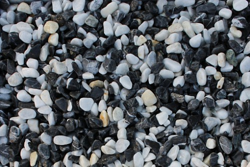 Kamenclub.ru: Мраморная крошка (щебень галтованный микс:: белый-черный) фр.5-10 мм  купить в Красноярске мрамор белый, черный, молочный, серый галтовка мраморная окатанная декоративная ландшафтная 15500 руб/т   фото КАМЕНЬ КЛУБ