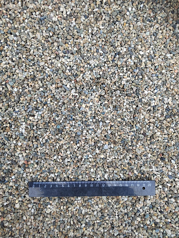 Kamenclub.ru: Галька речная окат (серая) фр.3-5 мм купить  в Красноярске галька речная серая бежевый темно-серый окатанный речной камень округлый 9500 руб/т   фото КАМЕНЬ КЛУБ