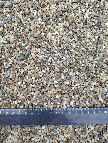 Kamenclub.ru: Галька речная окат (серая) фр.3-5 мм купить  в Красноярске галька речная серая бежевый темно-серый окатанный речной камень округлый 9500 руб/т   фото КАМЕНЬ КЛУБ