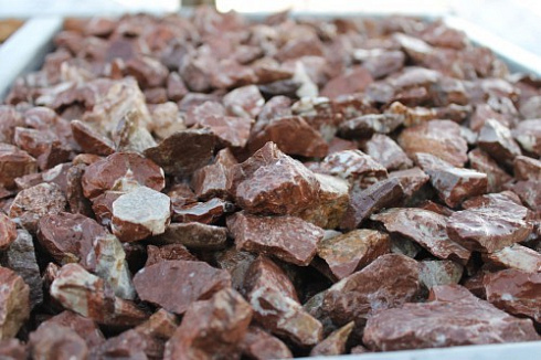 Kamenclub.ru: Мраморная крошка (щебень крошка розовый) фр. 20-40 мм.  купить в Красноярске мрамор розовый, красный мраморная крошка декоративная 11000 руб/т   фото КАМЕНЬ КЛУБ