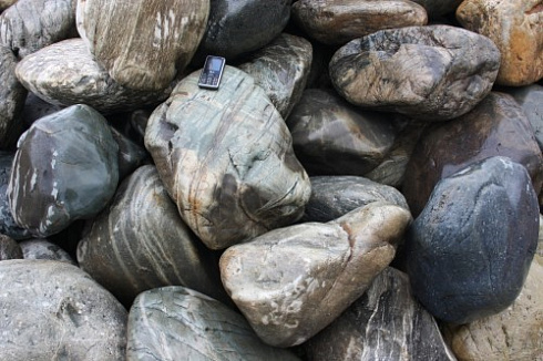 Kamenclub.ru: Речной валун Кабанчик фр.300-500 мм.  купить в Красноярске крупный природный камень галька серый, темно-серый речной валун галечник масштабный 7000 руб/т   фото КАМЕНЬ КЛУБ