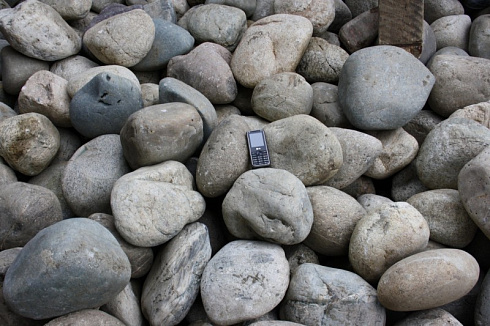 Kamenclub.ru: Темно-серый валунчик фр.100-300 мм.  купить в Красноярске крупный природный камень серый, темно-серый, светло-серый речная галька большого размера окатанная 4500 руб/т   фото КАМЕНЬ КЛУБ