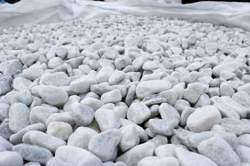 Kamenclub.ru: Мраморная крошка (щебень галтованный белый) фр.10-20 мм.  купить в Красноярске мрамор белый, молочный, айвори окатанный округлый декоративный ландшафтный щебень 17000 руб/т   фото КАМЕНЬ КЛУБ