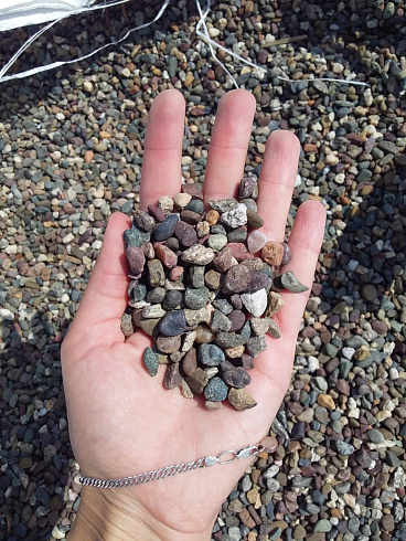 Kamenclub.ru: Галька речная окат цветная фр.5-10 мм. купить  в Красноярске галька речная белый, серый, красноватый, синий, темно-серый речная окатанная галька декоративная 6800 руб/т   фото КАМЕНЬ КЛУБ