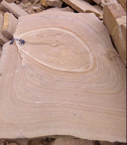 Kamenclub.ru: Форматный камень (плаха) пошаговая дорожка от 70-150 см (4 -12 см)  купить в Красноярске плитняк  форматный плаха желтый песчаник 9 000 руб/т   фото КАМЕНЬ КЛУБ