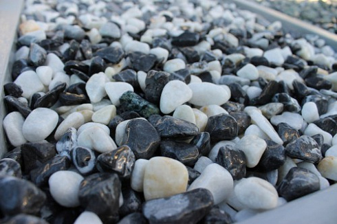 Kamenclub.ru: Мраморная крошка (щебень галтованный микс:белый-черный) фр.10-20 мм.  купить в Красноярске мрамор белый, черный окатанные округлые декоративные ландшафтные камни щебня 15500 руб/т   фото КАМЕНЬ КЛУБ