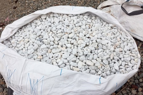 Kamenclub.ru: Мраморная крошка (щебень галтованный белый), фр.20-40 мм.  купить в Красноярске мрамор белый бежевый молочный мраморный щебень декоративный 17000 руб/т   фото КАМЕНЬ КЛУБ