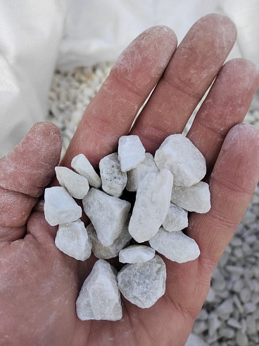 Kamenclub.ru: Мраморная крошка, щебень, цвет-белый, фр. 10-20 мм.  купить в Красноярске мрамор белый, молочный айвори каменная ландшафтная декоративная крошка шебня 12000 руб/т   фото КАМЕНЬ КЛУБ