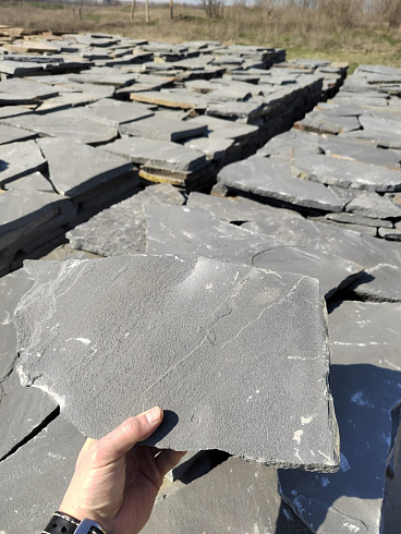 Kamenclub.ru: Песчаник пластушка светло-серый (2,0 см)  купить в Красноярске плитняк- ластушка светло-серый, серый рваный ландшафтный плитняк колотый 13800 руб/м3   фото КАМЕНЬ КЛУБ