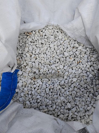 Kamenclub.ru: Мраморная крошка, щебень, цвет-белый, фр. 10-20 мм.  купить в Красноярске мрамор белый, молочный айвори каменная ландшафтная декоративная крошка шебня 12000 руб/т   фото КАМЕНЬ КЛУБ